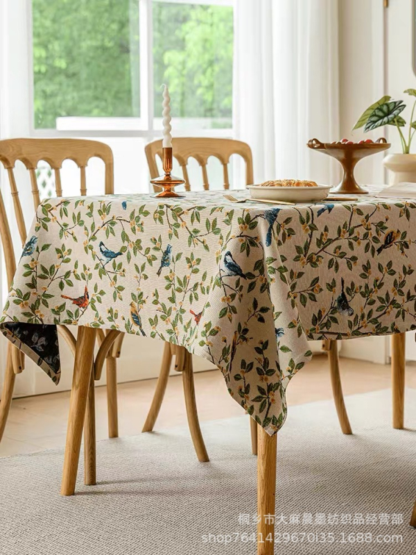 Τραπεζομάντιλο ορθογώνιο με μοτίβα φυτών, λουλουδιών και χαριτωμένων ζώων (Υλικό: πολυεστέρας-βαμβάκι; Σχήμα: ορθογώνιο; Χαρακτηριστικά: αντοχή στη φθορά, προστασία από τη σκόνη, αντοχή σε υψηλές θερμοκρασίες, διακόσμηση)