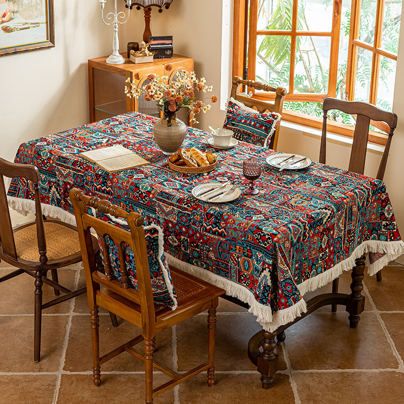 Stolnjak - boemski stil, geometrijski uzorak, poliester, pravokutnog oblika.