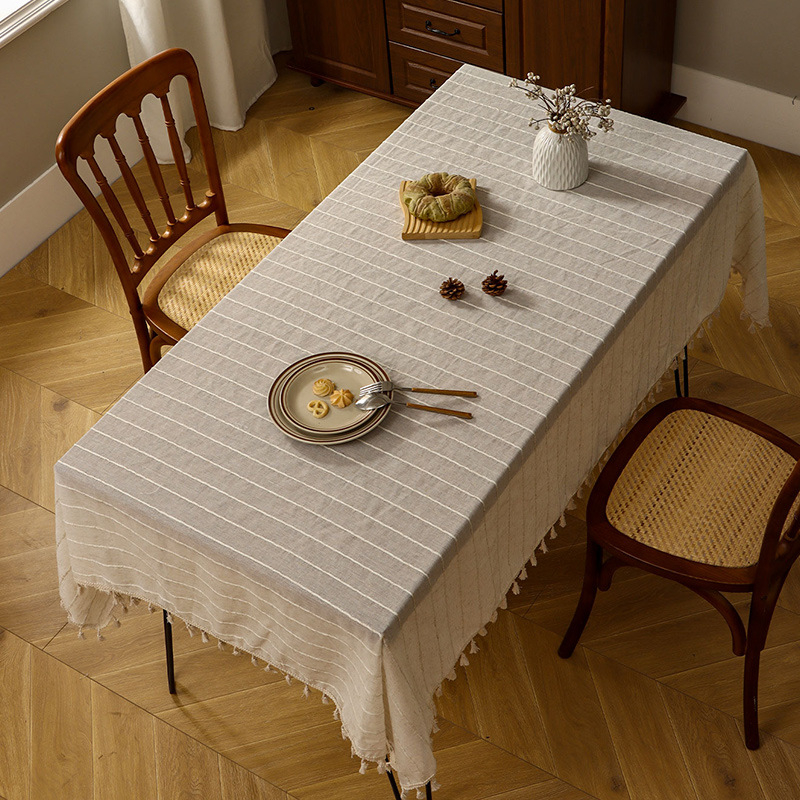 Stolnjak od lana, pravokutnog oblika, prugasti uzorak, moderni minimalistički stil, zaštita od prašine i dekorativan