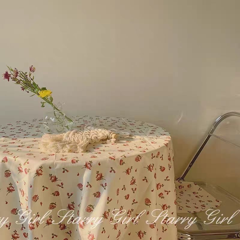 Stolnjak kremasto žute boje s cvjetnim uzorkom, piknik inspiriran ruralnim stilom