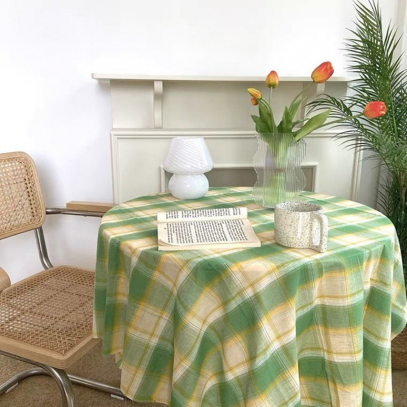 Stolnjak kremasto žute boje s cvjetnim uzorkom, piknik inspiriran ruralnim stilom