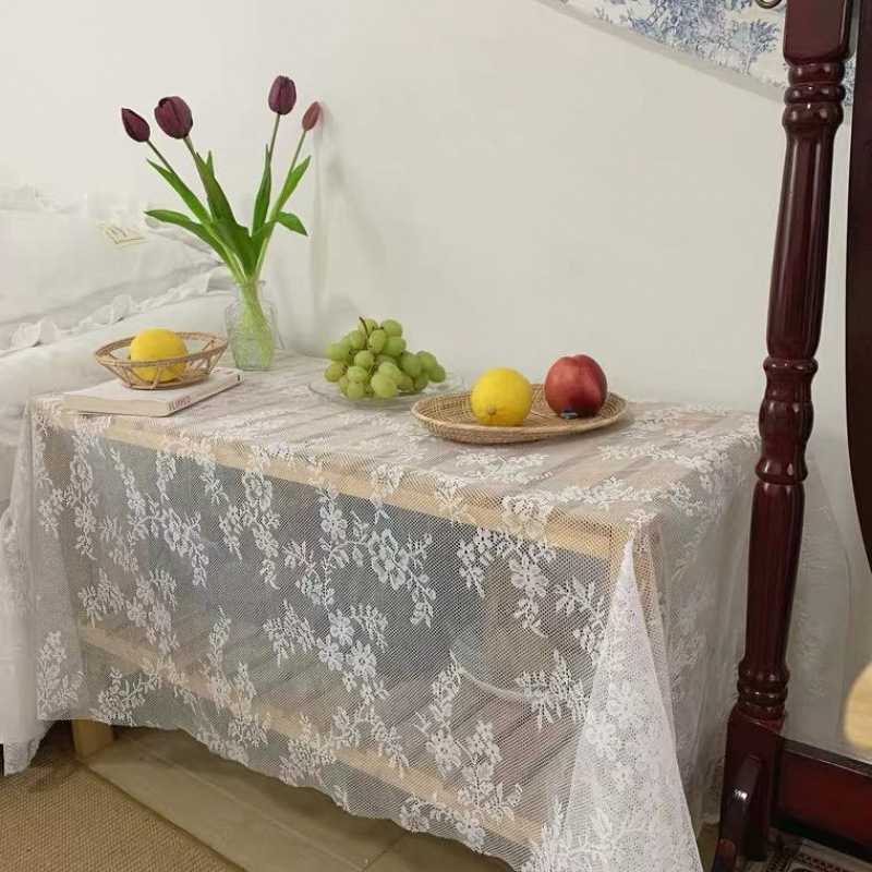 Stolnjak kremasto žute boje s cvjetnim uzorkom, piknik inspiriran ruralnim stilom