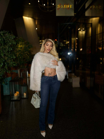 Дамско късо палто от изкуствена козина, кръгла яка, дълги ръкави, силует с висока талия и плътна полиестерна материя