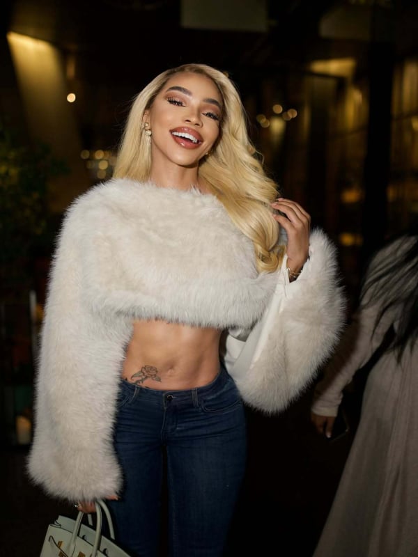 Дамско късо палто от изкуствена козина, кръгла яка, дълги ръкави, силует с висока талия и плътна полиестерна материя