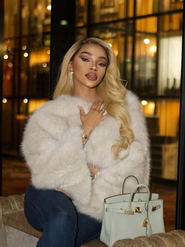 Дамско късо палто от изкуствена козина, кръгла яка, дълги ръкави, силует с висока талия и плътна полиестерна материя