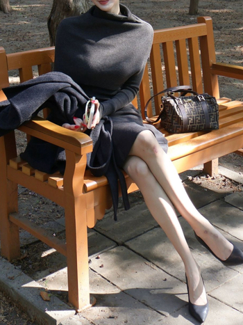 Slim-fit kapuljačasti pleteni džemper u kardigan stilu, smjesa viskoze i spandeksa, dugi rukavi, poluvo vrata, kratka duljina (40–50 cm)