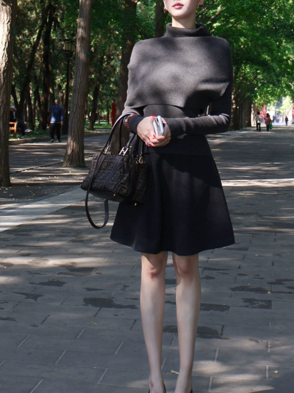 Slim-fit kapuljačasti pleteni džemper u kardigan stilu, smjesa viskoze i spandeksa, dugi rukavi, poluvo vrata, kratka duljina (40–50 cm)