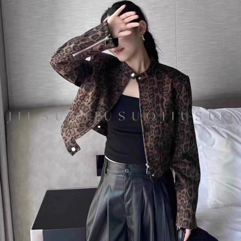 Geacă scurtă de damă cu leopard print, guler înălțat, fermoar frontal, croială în formă de A