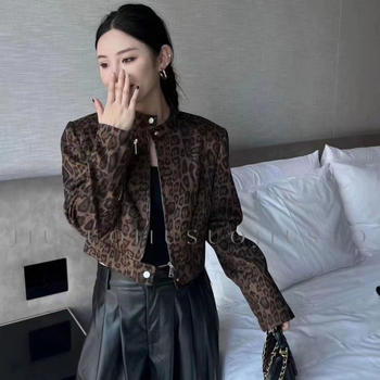 Geacă scurtă de damă cu leopard print, guler înălțat, fermoar frontal, croială în formă de A