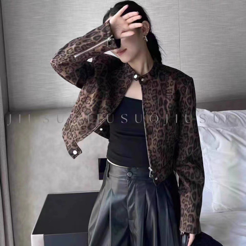 Geacă scurtă de damă cu leopard print, guler înălțat, fermoar frontal, croială în formă de A