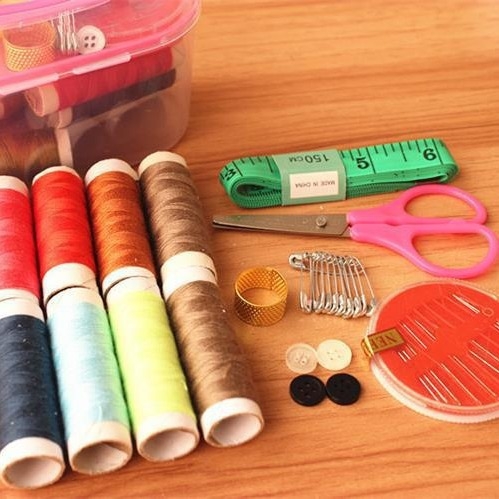 Prijenosna džepna kutija za šivanje – plastika, 180 komada, bruto težina 0,1 kg