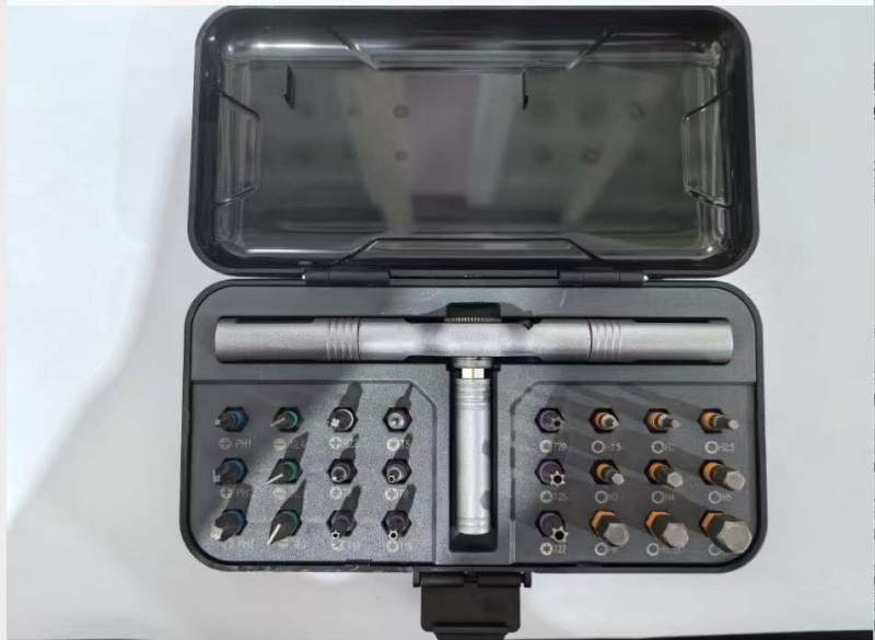 42-in-1 racsnis csavarhúzó készlet — CR-V acél penge, maximális nyomaték 100 N·m, mágneses, nem szigetelt