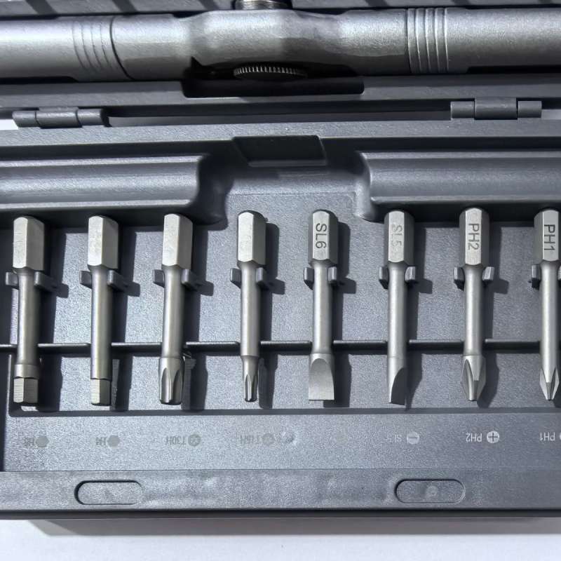 42-in-1 racsnis csavarhúzó készlet — CR-V acél penge, maximális nyomaték 100 N·m, mágneses, nem szigetelt