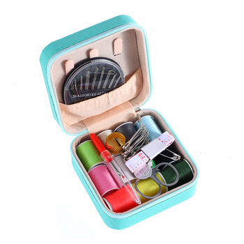 Hordozható zseb-stílusú varrókészlet dobozban – PU bőr, gyöngyös velúr és fém cipzár; Eredet: Jiangsu; Doboz mennyisége: 100 db; Sorozat: varrókészlet