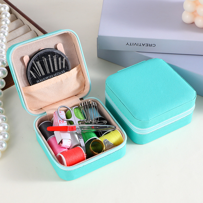 Hordozható zseb-stílusú varrókészlet dobozban – PU bőr, gyöngyös velúr és fém cipzár; Eredet: Jiangsu; Doboz mennyisége: 100 db; Sorozat: varrókészlet