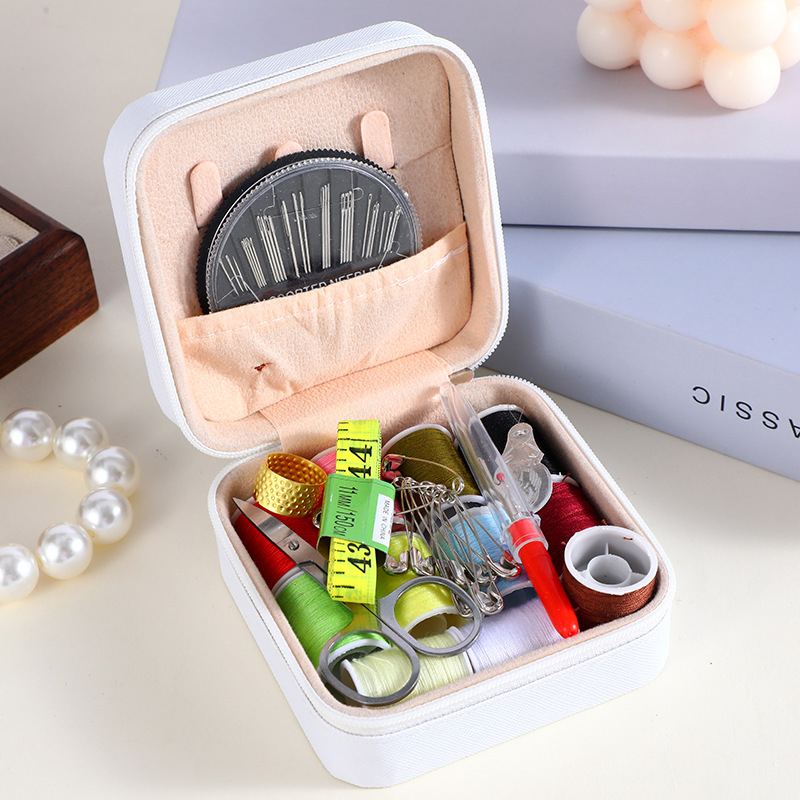 Hordozható zseb-stílusú varrókészlet dobozban – PU bőr, gyöngyös velúr és fém cipzár; Eredet: Jiangsu; Doboz mennyisége: 100 db; Sorozat: varrókészlet