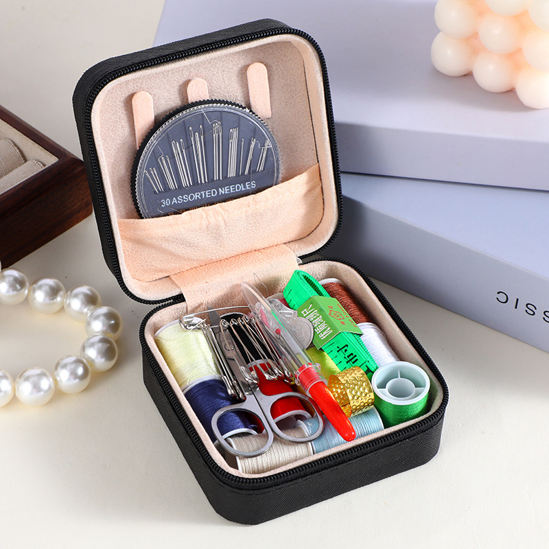 Hordozható zseb-stílusú varrókészlet dobozban – PU bőr, gyöngyös velúr és fém cipzár; Eredet: Jiangsu; Doboz mennyisége: 100 db; Sorozat: varrókészlet