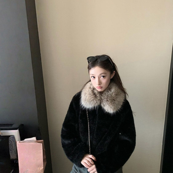 Női rövid kabát nagy műszőrös gallérral, szélálló, báránygyapjú fleece bélés, hímzett részletek