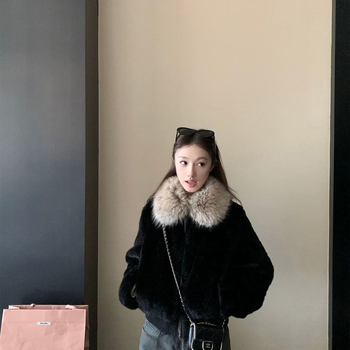 Női rövid kabát nagy műszőrös gallérral, szélálló, báránygyapjú fleece bélés, hímzett részletek