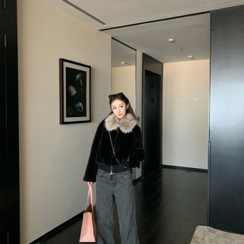 Női rövid kabát nagy műszőrös gallérral, szélálló, báránygyapjú fleece bélés, hímzett részletek