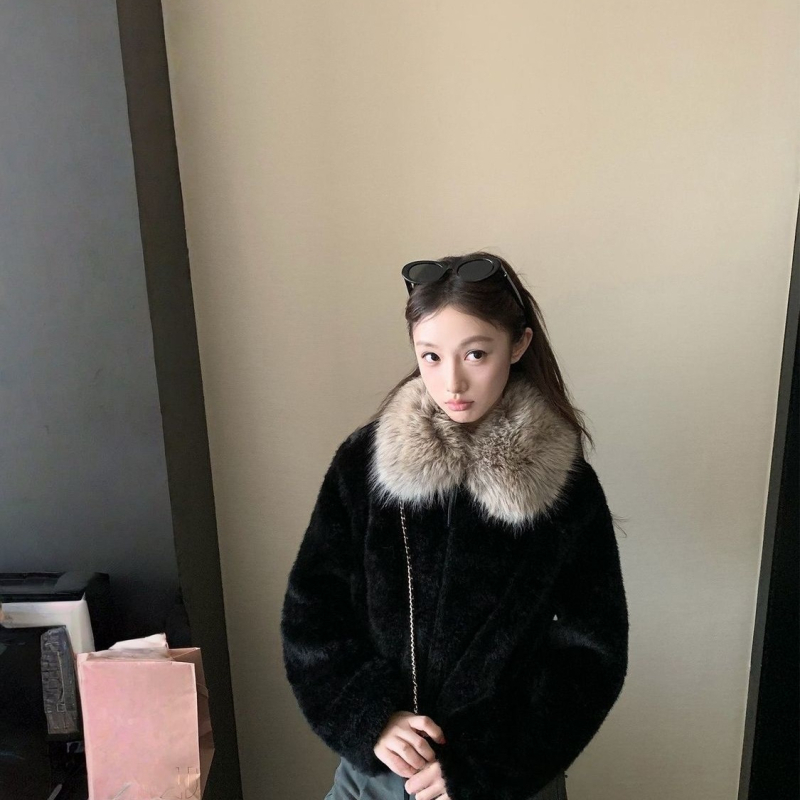 Női rövid kabát nagy műszőrös gallérral, szélálló, báránygyapjú fleece bélés, hímzett részletek