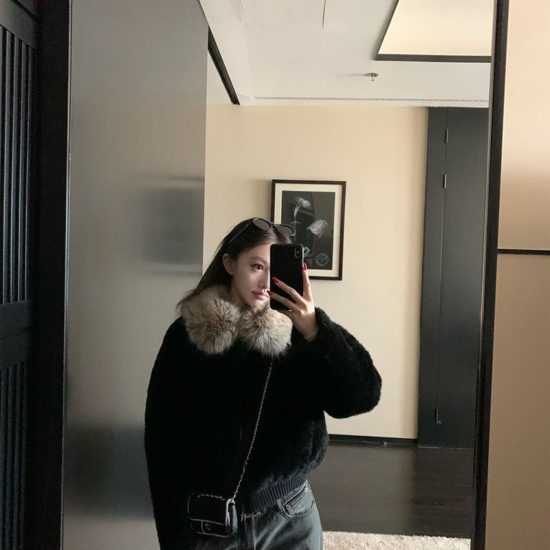 Női rövid kabát nagy műszőrös gallérral, szélálló, báránygyapjú fleece bélés, hímzett részletek