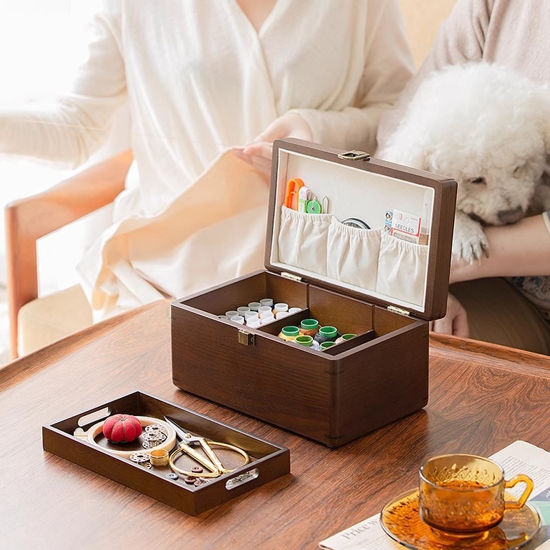 Fából készült varrótartó doboz háztartási készlettel és szerszámtároló rekesszel, kiváló minőségű, 0.91 kg bruttó tömeg