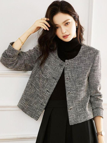 Ženski tweed sako, polo ovratnik, ravni kroj, duljina 50-65 cm, jesen 2025
