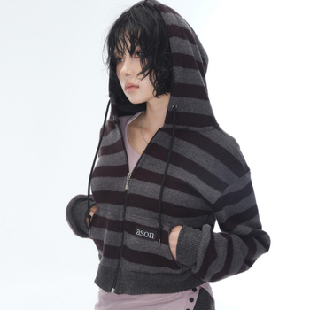 Cardigan tricotat pentru femei, cu glugă și fermoar – model cu dungi, croială scurtă (40–50 cm), amestec acrilic-bumbac, broderie