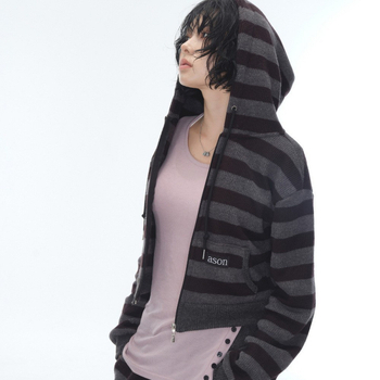 Cardigan tricotat pentru femei, cu glugă și fermoar – model cu dungi, croială scurtă (40–50 cm), amestec acrilic-bumbac, broderie