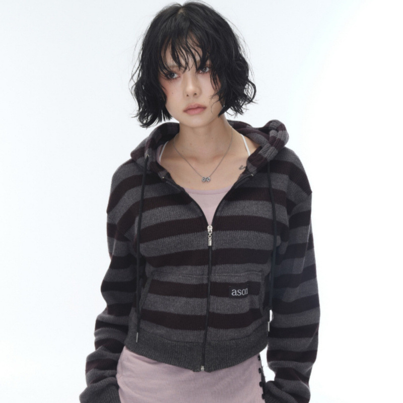 Cardigan tricotat pentru femei, cu glugă și fermoar – model cu dungi, croială scurtă (40–50 cm), amestec acrilic-bumbac, broderie
