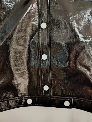 PU bőrhatású biker dzseki rever gallérral, kollázs varrás részletekkel, karcsú szabás, vékony textúra, utcai motoros stílus (Tavasz 2025)