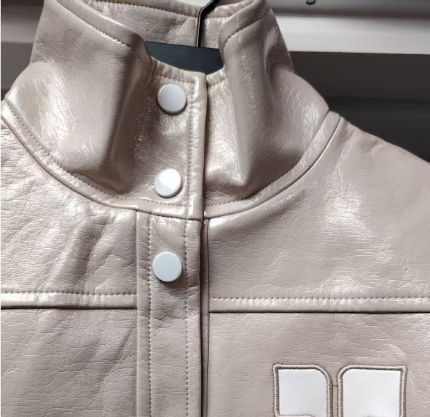 PU bőrhatású biker dzseki rever gallérral, kollázs varrás részletekkel, karcsú szabás, vékony textúra, utcai motoros stílus (Tavasz 2025)