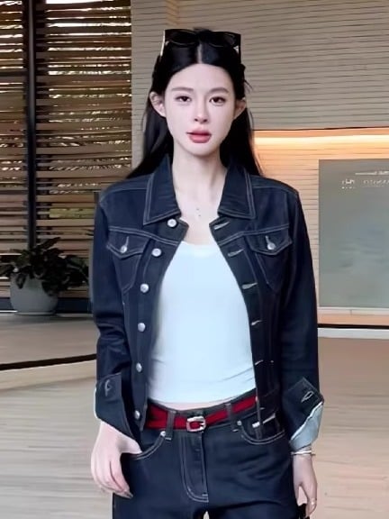 Női farmerdzseki hercegnői ujjas kivitelezeéssel, laza szabású, hosszú ujjú, polo gallér