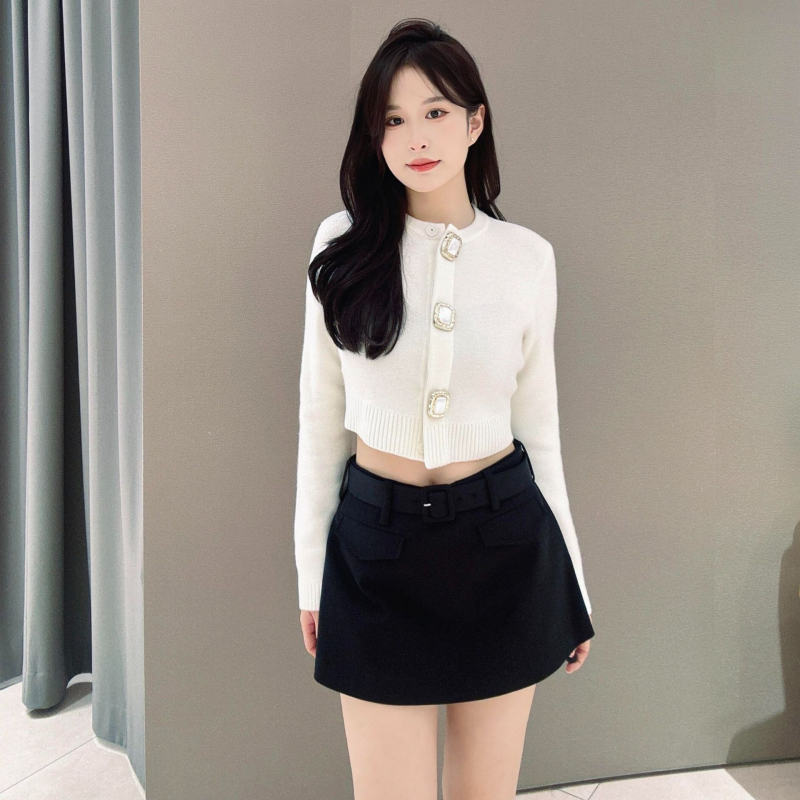 Gyapjúkeverék kardigán, szűk fazon, háromgombos zárás, kerek nyak, őszi 2025