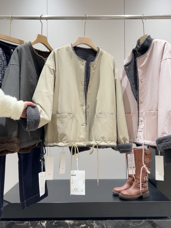 Kétoldalas, felvehető külső ruha — koreai stílusú minimalist, kerek nyak, vast pamutszerű anyag, hosszú ujjú, alja húzókötővel, szabályos hossz 50–65 cm