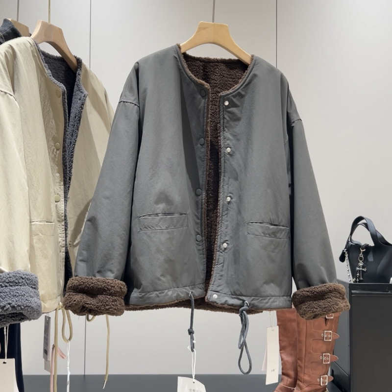 Kétoldalas, felvehető külső ruha — koreai stílusú minimalist, kerek nyak, vast pamutszerű anyag, hosszú ujjú, alja húzókötővel, szabályos hossz 50–65 cm