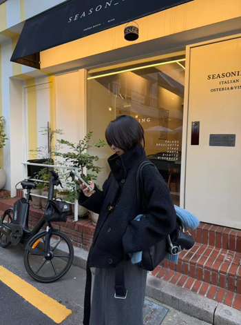 Dostupno: Ženski kratki vuneni kaput sa uskim pojasom i stojećim ovratnikom, korejski Dongdaemun dizajn, zima 2025.