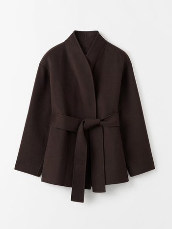 Ženski kaput od vuneno-polyester mase (50–70%), regularna duljina 50–65 cm, V-izrez, kopčanje na šnuru, jednofarbni uzorak, elegantan poslovni stil