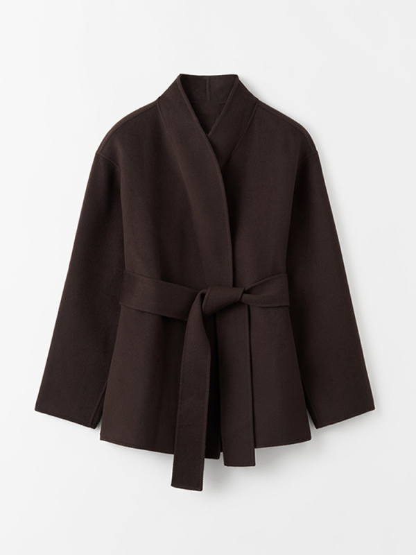 Ženski kaput od vuneno-polyester mase (50–70%), regularna duljina 50–65 cm, V-izrez, kopčanje na šnuru, jednofarbni uzorak, elegantan poslovni stil