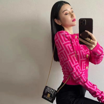 Cardigan tricotat, croială slim, material din lână, guler rotund, mâneci lungi, lungime scurtă, închidere cu nasturi pe un rând