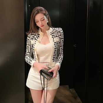 Cardigan tricotat, croială slim, material din lână, guler rotund, mâneci lungi, lungime scurtă, închidere cu nasturi pe un rând