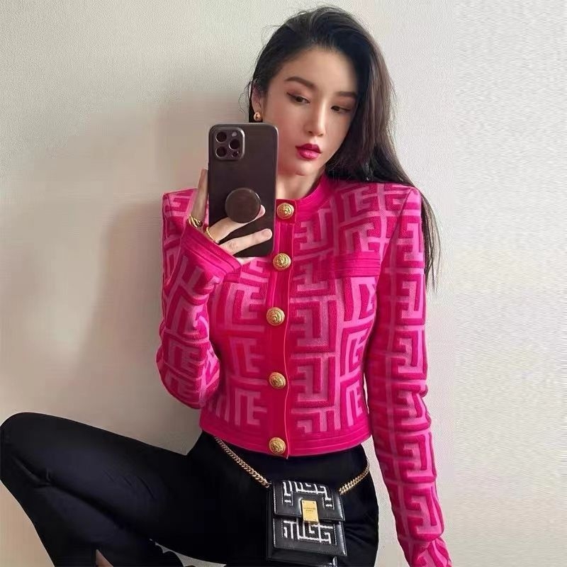 Cardigan tricotat, croială slim, material din lână, guler rotund, mâneci lungi, lungime scurtă, închidere cu nasturi pe un rând