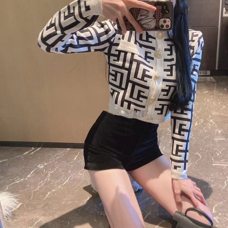 Cardigan tricotat, croială slim, material din lână, guler rotund, mâneci lungi, lungime scurtă, închidere cu nasturi pe un rând