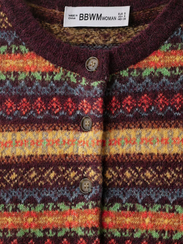 Kratki žakardni pleteni kardigan; Materijal: poliester; Sadržaj poliester 95%+; Okrugli ovratnik; Dugi rukavi; Duljina 40–50 cm