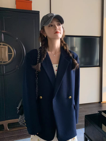 Blézer absztrakt mintával, lazított szabású, egygombos előlap, kosztüm gallér, hosszú ujjú