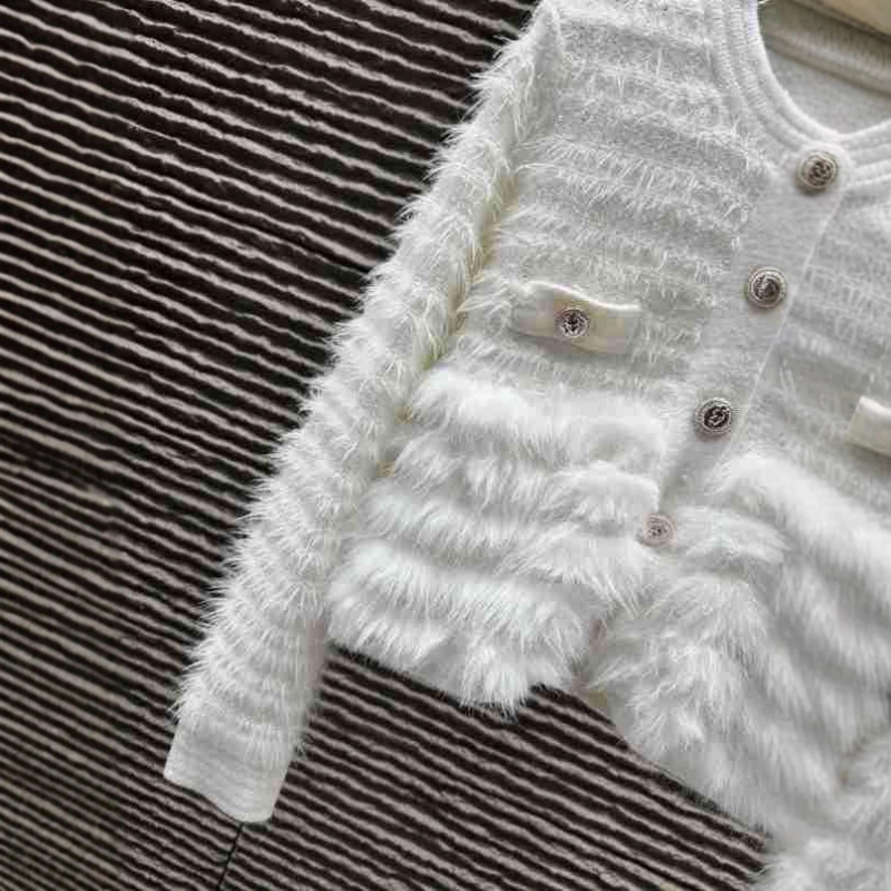 Elegantni pleteni kardigan s pahuljastim patchworkom u stilu Chanel, kratka duljina, okrugli ovratnik, duge rukave