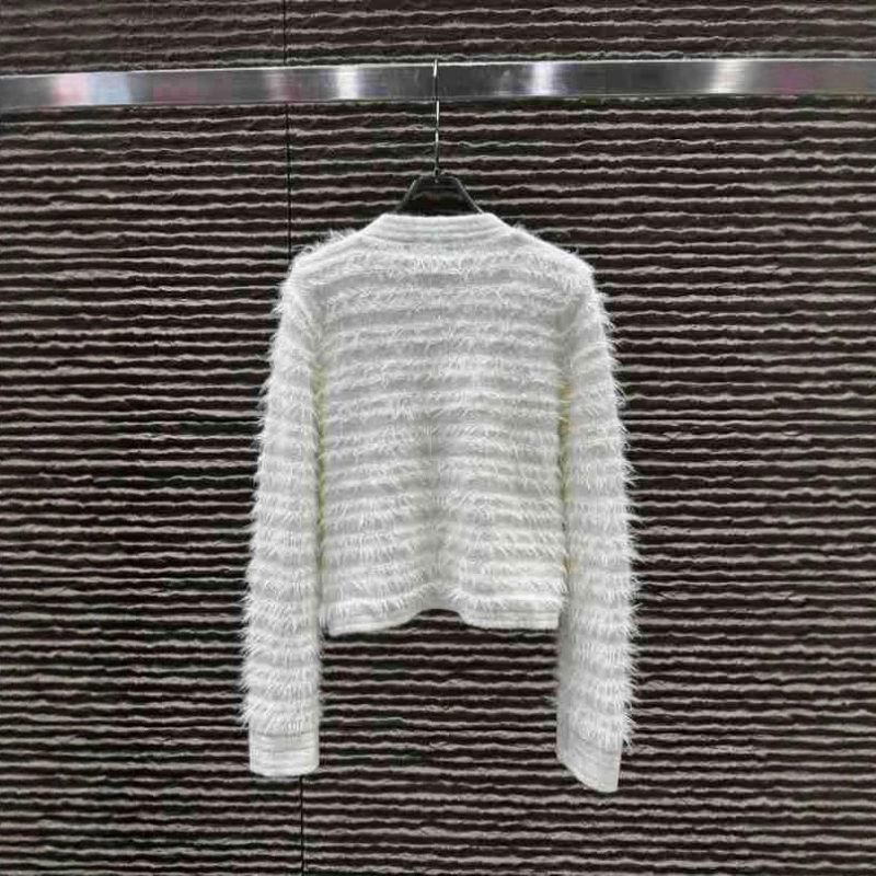 Elegantni pleteni kardigan s pahuljastim patchworkom u stilu Chanel, kratka duljina, okrugli ovratnik, duge rukave