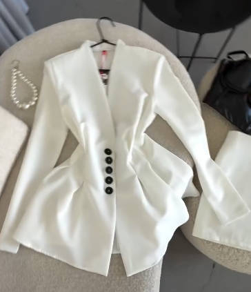 Női szabott kosztüm kabát reverrel, kétgombos gombolás, poliészter anyag, tavasz 2025