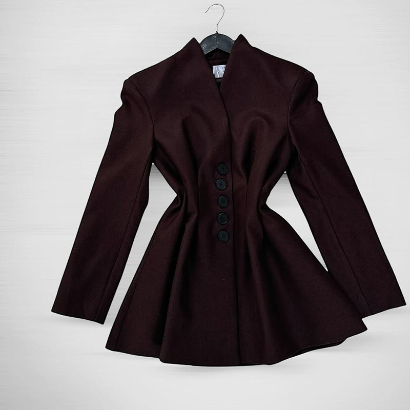 Női szabott kosztüm kabát reverrel, kétgombos gombolás, poliészter anyag, tavasz 2025